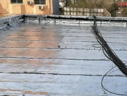 木垒哈萨克卫生间漏水维修公司分享下木垒哈萨克屋面楼顶防水刚性防水层施工要点。